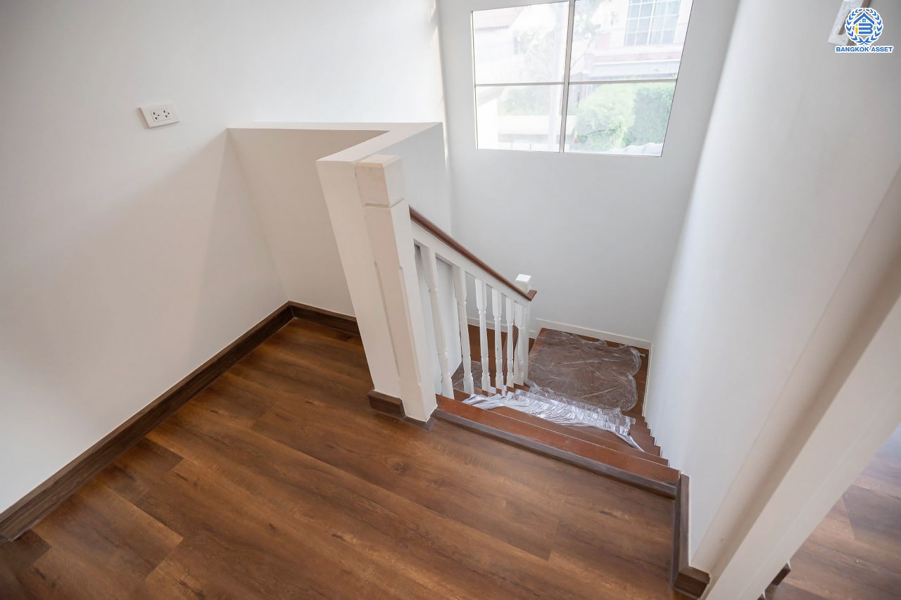 บ้านมือสองตกแต่งใหม่ แบรนด์ LH โครงการ มัณฑนา เพชรเกษม81 หลังมุม กว้างขวาง พร้อมรองรับทุกความสุข บนเนื้อที่ 69.3 ตร.ว. พื้นที่ใช้สอยกว่า 182.5 ตร.ม. พร้อมฟังก์ชัน 3 ห้องนอน 3 ห้องน้ำ จอดรถได้ 1 คัน บนทำเลเชื่อมต่อสู่ ถ.เพชรเกษม, ถ.พุทธมณฑลสาย4 ใกล้เดอะมอลล์ บางแค และม.มหิดล